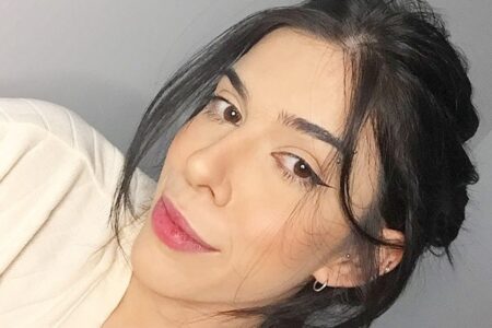 Jovem que teve reação alérgica ao cheirar pimenta volta para UTI Thais Medeiros está fazendo uso de antibiótico para tratar infecção urinária
