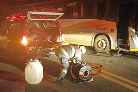 Ônibus seguia sentido Morrinhos-Pontalina GO-215: Acidente entre ônibus e caminhão deixa motorista em estado grave