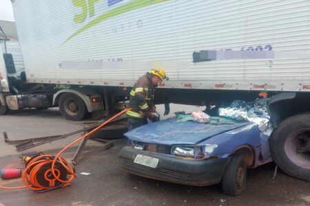 Imagem do grave acidente na GO-222, em Nerópolis, mostra o carro atingido pelo caminhão e ferramentas de resgate dos bombeiros.