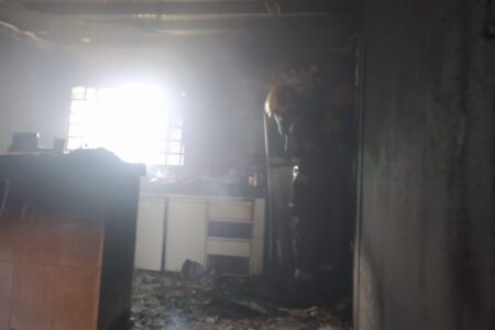 Bombeiro atua em incêndio residencial no Parque Atheneu - um homem foi resgatado do prédio que pegou fogo (Foto: Bombeiros)