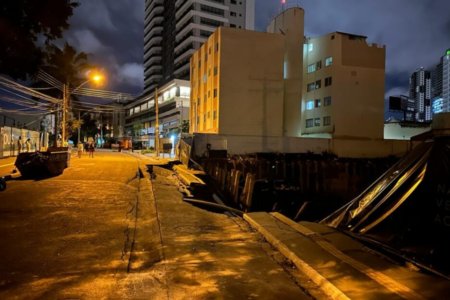 Rua desabou no Setor Marista, em Goiânia (Foto CBMGO)