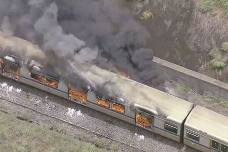 Vagão do metrô pega fogo em Águas Claras, no DF — Foto: TV Globo/Reprodução