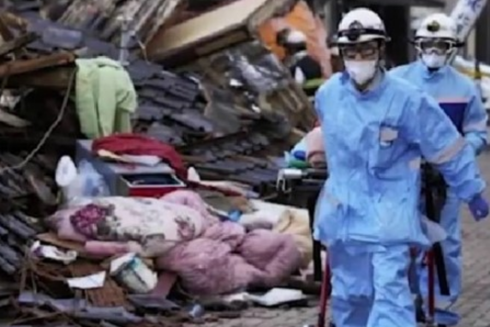 Socorristas trabalham no resgate às vítimas de terremoto no Japão (Foto: Reprodução/Youtube)