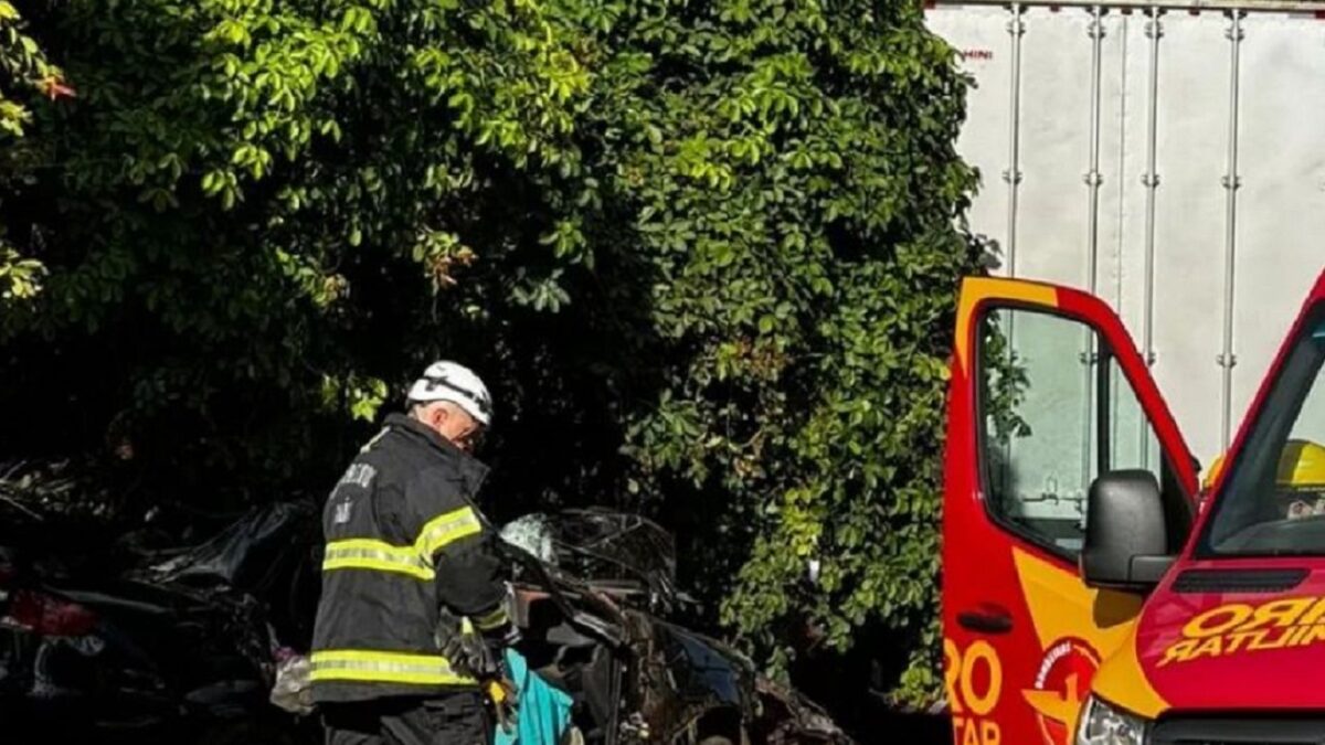 Formosa: colisão entre carreta e carro de passeio deixa 3 mortos na BR-020 acidente aconteceu no Quilômetro 18, perto do trevo de Cabeceiras