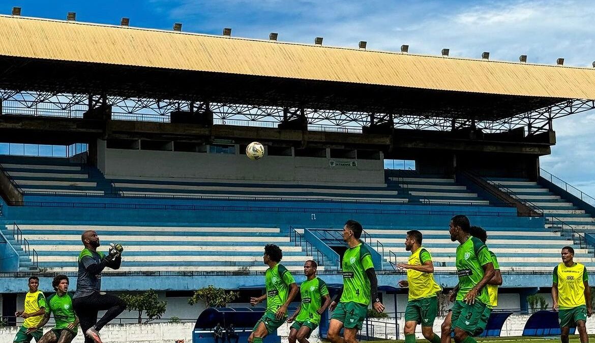 Jogadores da Jataiense durante treinamento