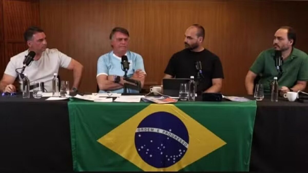 Bolsonaros aproveitam ação da PF contra Carlos para promover curso Email de aulas online que custam R$ 297 fala de perseguição à família