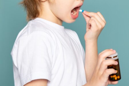 Férias escolares exigem cuidados redobrados com intoxicação infantil