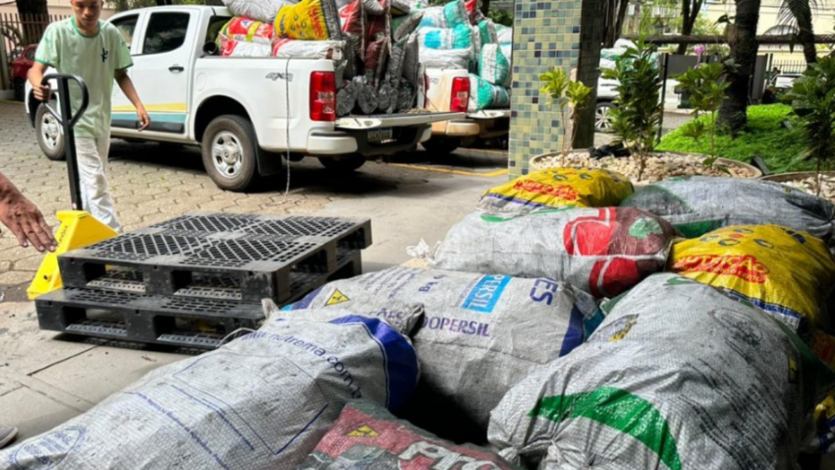 Doação de carvão apreendido pela Semad durante operação de fiscalização (Foto: Divulgação)