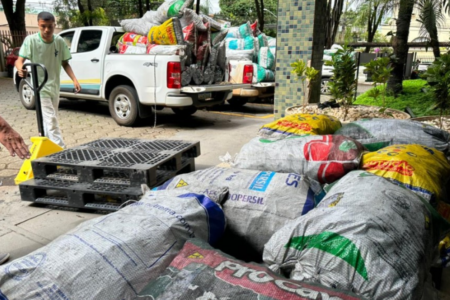 Doação de carvão apreendido pela Semad durante operação de fiscalização (Foto: Divulgação)