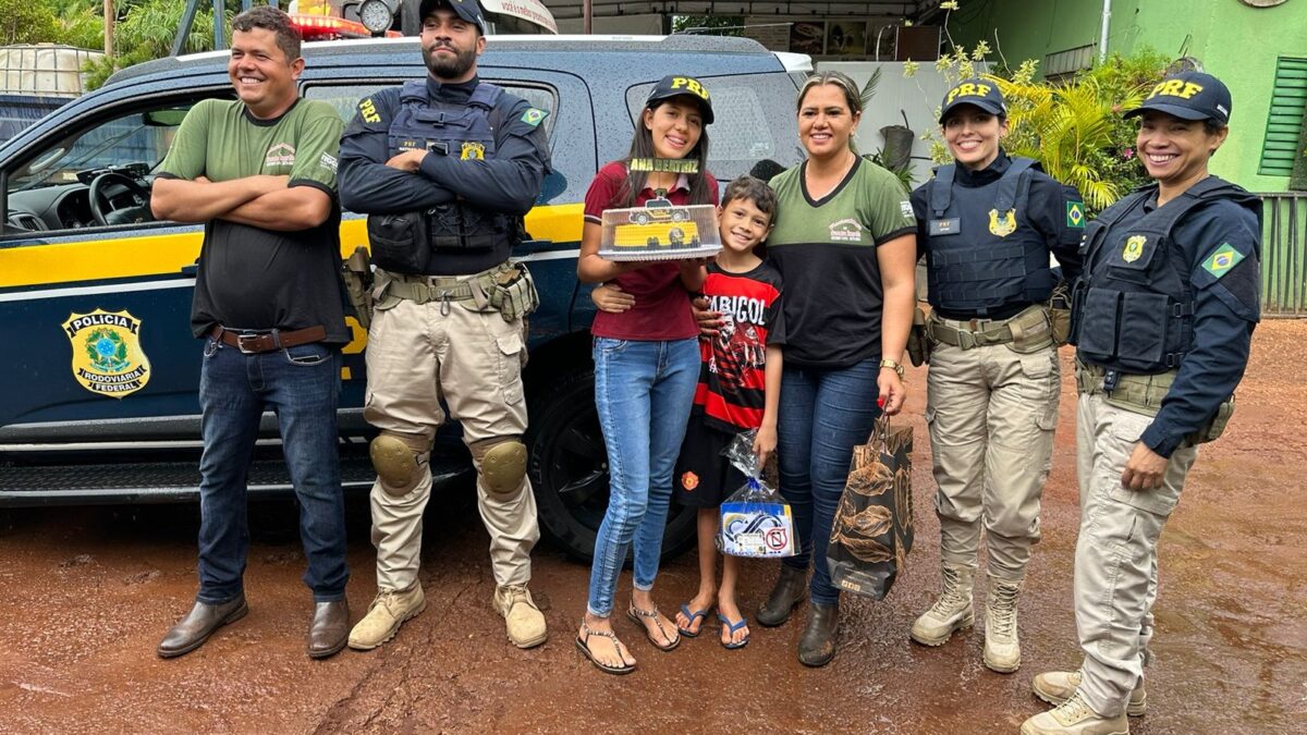 Garota que sonha em ser PRF comemora aniversário com policiais, em Aparecida de Goiânia Pedido foi solicitado por criança através do 191