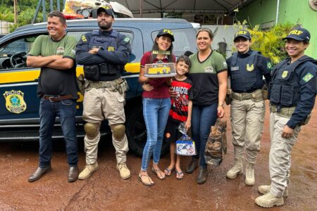 Garota que sonha em ser PRF comemora aniversário com policiais, em Aparecida de Goiânia Pedido foi solicitado por criança através do 191