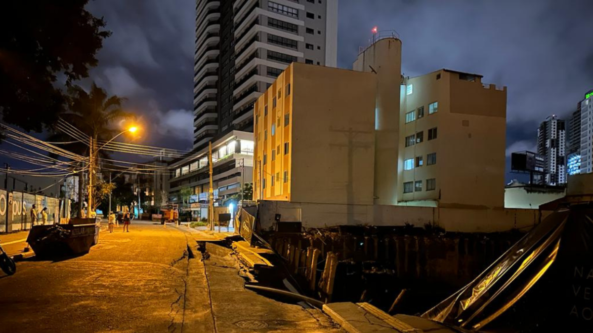 Rua desabou no Setor Marista, em Goiânia (Foto CBMGO)
