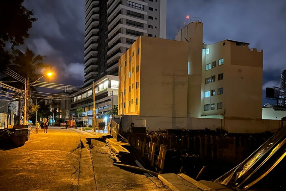 Rua desabou no Setor Marista, em Goiânia (Foto CBMGO)