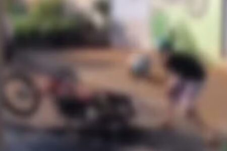 Imagem mostra adolescente com capacete que usou para quebrar moto em Anápolis
