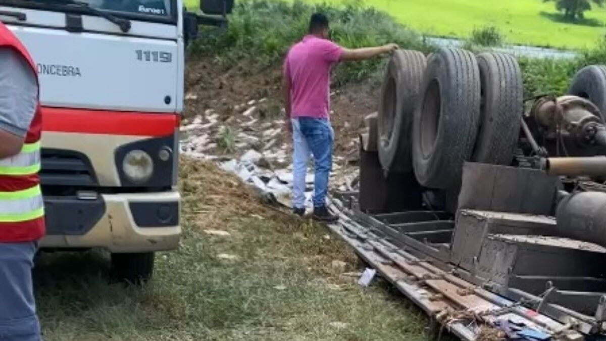 Caminhão tomba na BR-060, próximo a Goiânia, e os dois ocupantes morrem