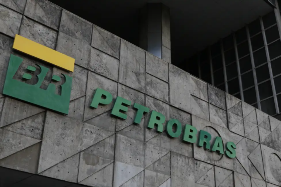 Presidente da Petrobras anuncia parceria com árabes para retomar operação de refinaria vendida na gestão Bolsonaro