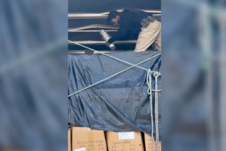 PRF apreende carreta e 75 mil copos térmicos importados da china na BR-153, em Jaraguá