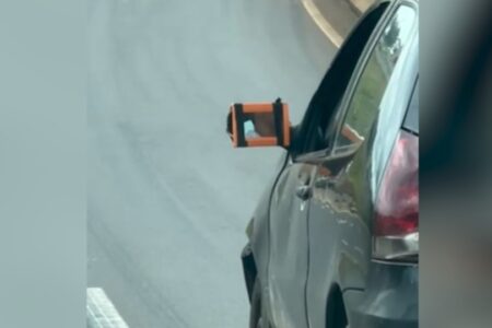 Motorista é flagrado usando espelho de banheiro no lugar do retrovisor Condutor do Fiat Palio prendeu o objeto com faixas pretas