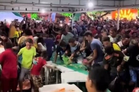 Aniversário de cidade no Ceará viraliza após disputa por bolo gigante Festa do município de Icapuí acabou em momento caótico