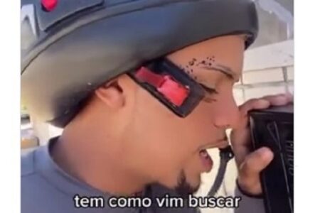 Motoboy mostra "truque" para fazer cliente buscar pedido; vídeo