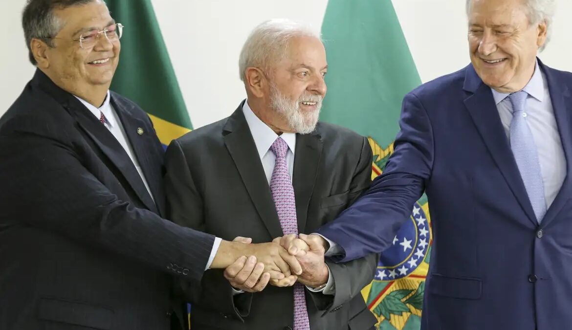 Flávio Dino, Lula e Ricardo Lewandowski de mãos unidas em anúcio de que de que Ricardo assumirá o Ministério da Justiça (Foto: Marcello Carmargo/Agência Brasil)