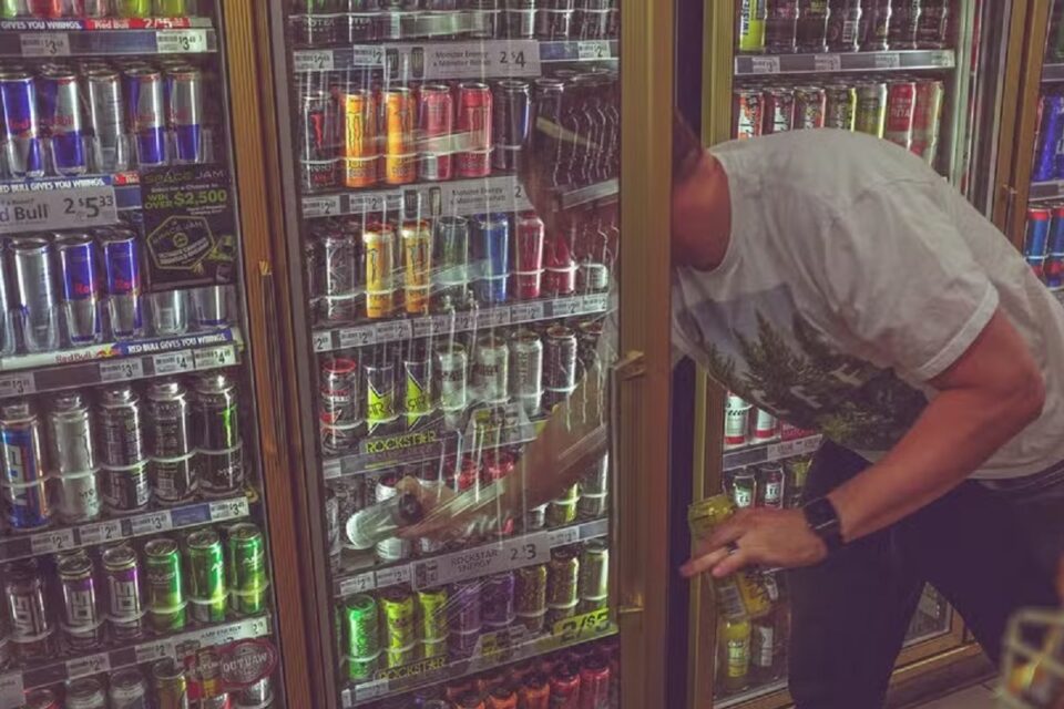 Cientistas ligam energéticos a problemas de saúde entre jovens Bebidas podem causar problemas cardíacos, aumento da pressão