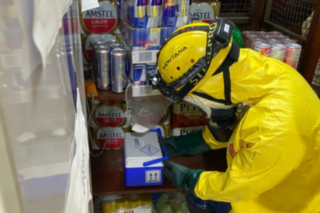 Bombeiros analisaram material biológico e descartaram riscos para distribuidora de bebidas (Foto CBMGO)