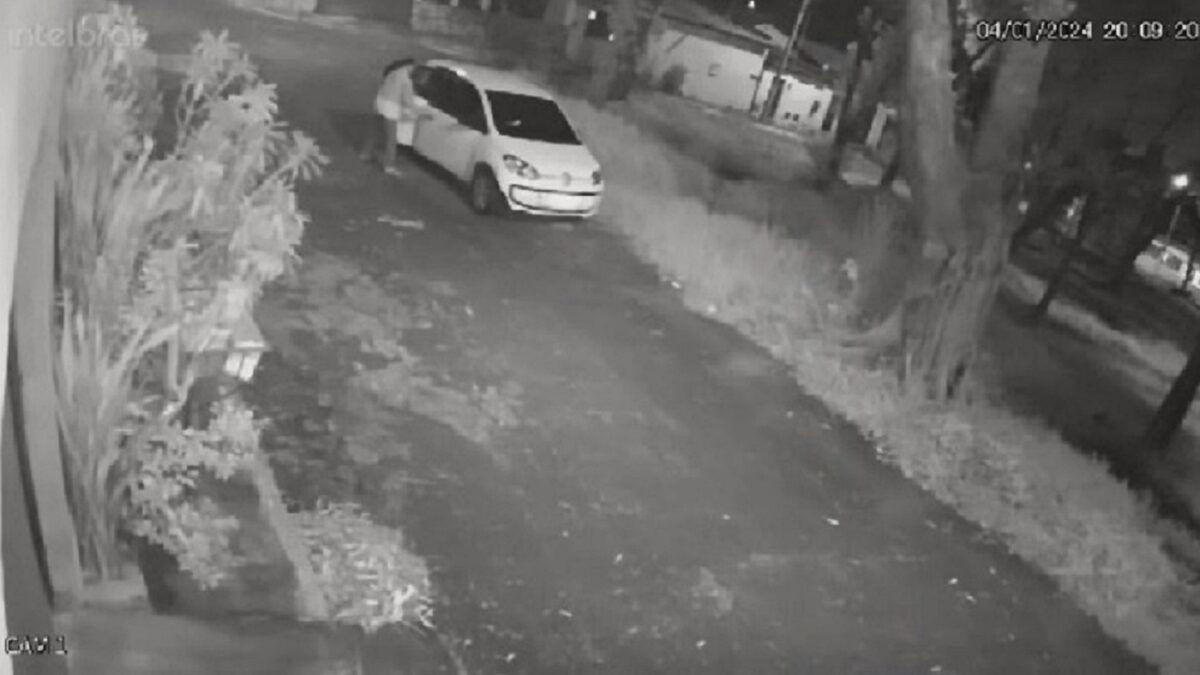 Rotam prende suspeitos de executar rival na Vila Redenção, em Goiânia O carro e a arma usados no assassinato foram apreendidos