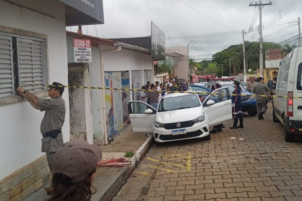 Sargento da PM mata a ex-mulher, atira contra a própria cabeça e é socorrido com vida, em Itaberaí Policial foi encaminhado a um hospital