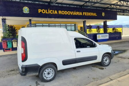 PRF recupera carro roubado em Fortaleza (CE) durante fiscalização em Simolândia