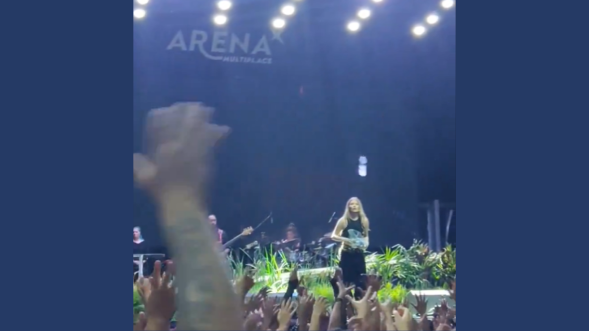 Luísa Sonza distribuindo água em show de Goiânia (Foto reprodução X)