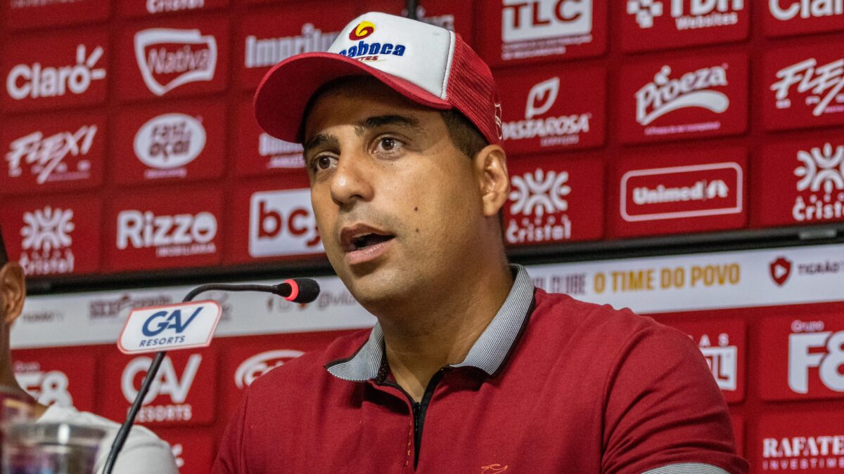 Hugo Jorge Bravo falando em coletiva