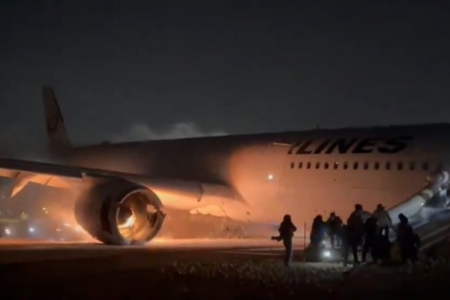 Avião da Japan Airlines em chamas no aeroporto internacional de Haneda, em Tóquio Avião da Japan Airlines em chamas no aeroporto internacional de Haneda, no Japão (Foto: Reprodução)