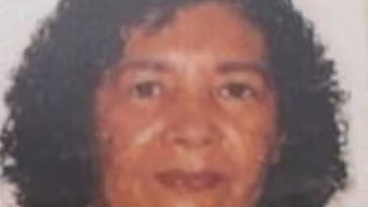 Doméstica que foi esfaqueada e morta durante assalto em Luziânia aparece em foto 3x4 com cabelo solto.