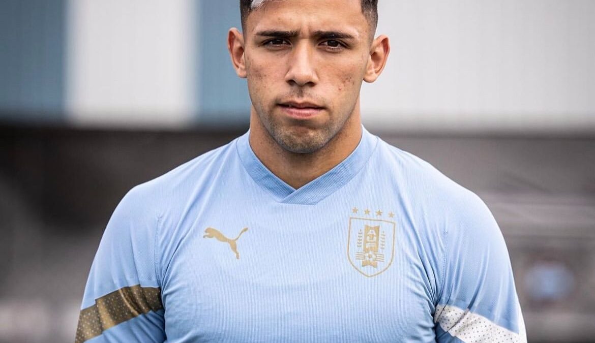 Emiliano Rodriguez com a camiseta da seleção uruguaia