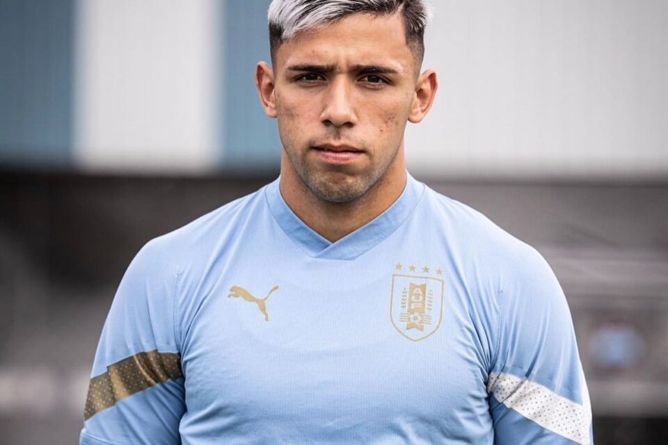 Emiliano Rodriguez com a camiseta da seleção uruguaia