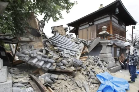 Escombros de residência destruída por terremoto no Japão (Foto: Reuters/reprodução/Agência Brasil)