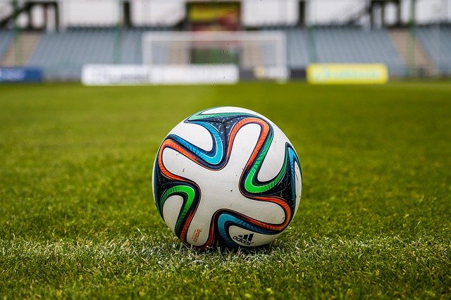 bola disputada em campo de futebol