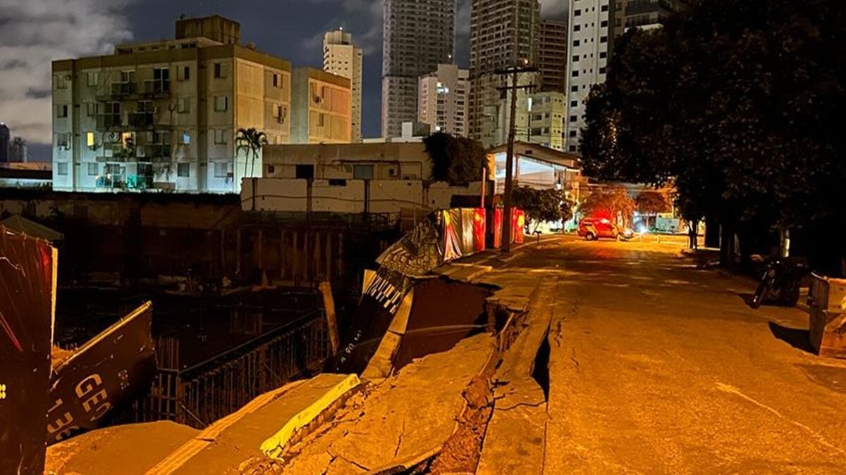 Imagem mostra desabamento de rua em Goiânia. Cratera se formou após o ocorrido.