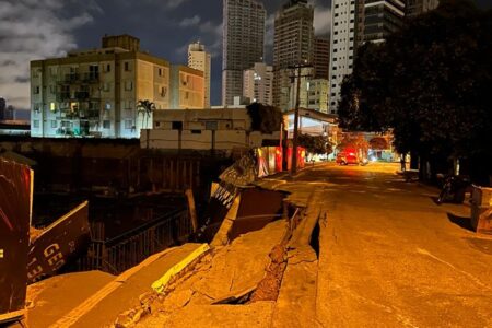 Imagem mostra desabamento de rua em Goiânia. Cratera se formou após o ocorrido.