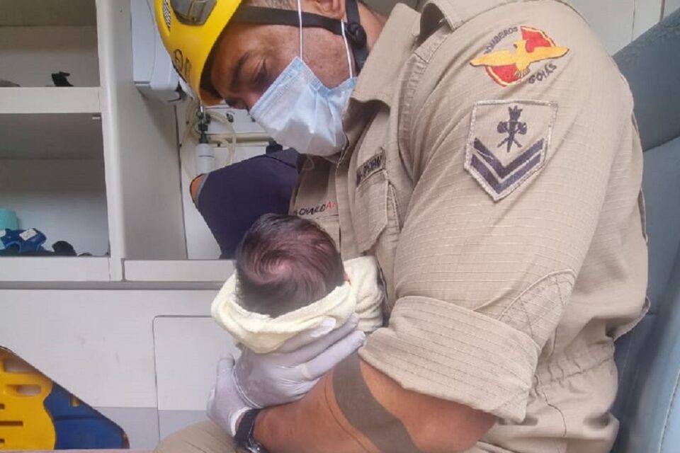 Bombeiros salvam recém-nascida que engasgou em Planaltina Criança engasgou com leite materno da mãe em planaltina