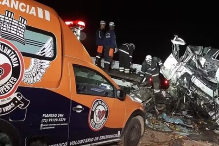 Acidente entre caminhão e ônibus de turismo deixa 25 mortos na Bahia; gestante está entre as vítimas Colisão aconteceu na BR-324