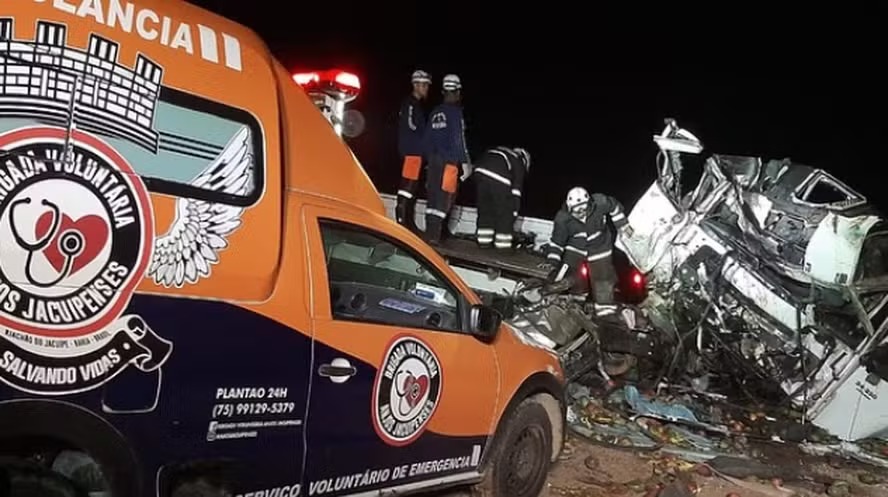 Acidente entre caminhão e ônibus de turismo deixa 25 mortos na Bahia; gestante está entre as vítimas Colisão aconteceu na BR-324