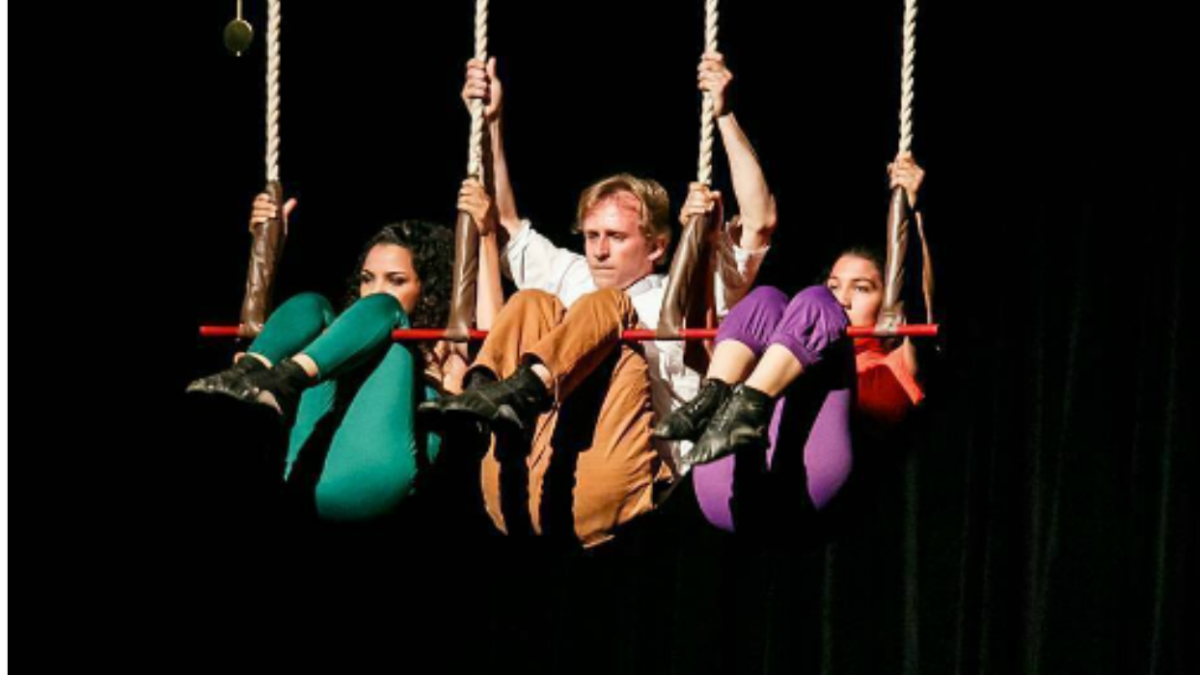 Felipe Nicknig ao lado dos alunos, em apresentação a companhia de circo goiana Catavento (Foto reprodução Instagram)