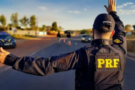 Acidente entre ônibus e caminhão deixa dois feridos na BR-020, no Distrito Federal