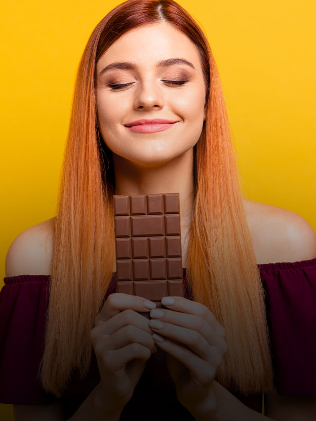 Mulher segurando uma barra de chocolate