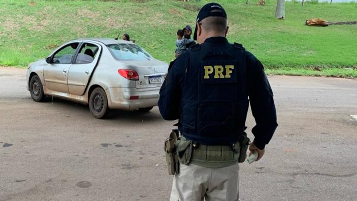 Imagem mostra carro com pneus carecas sendo fiscalizado por um policial em Goiás.