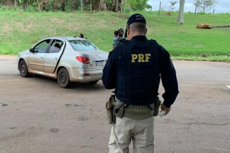 Imagem mostra carro com pneus carecas sendo fiscalizado por um policial em Goiás.