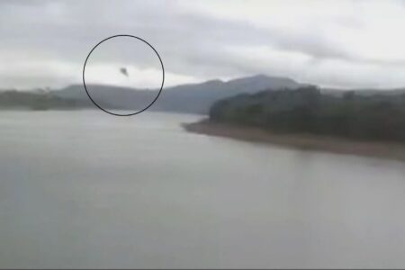 Helicóptero com quatro pessoas cai em Capitólio (MG); vídeo Corpo de Bombeiros não divulgou qual é o estado de saúde dos ocupantes