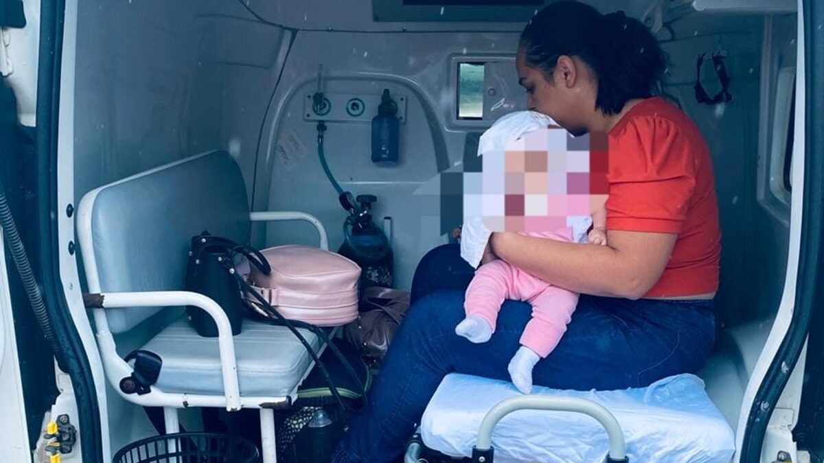 Mãe teve que transportar bebê no colo dentro da ambulância (Foto: Reprodução)